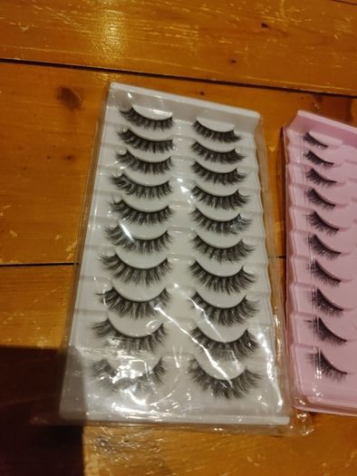 eyelashes