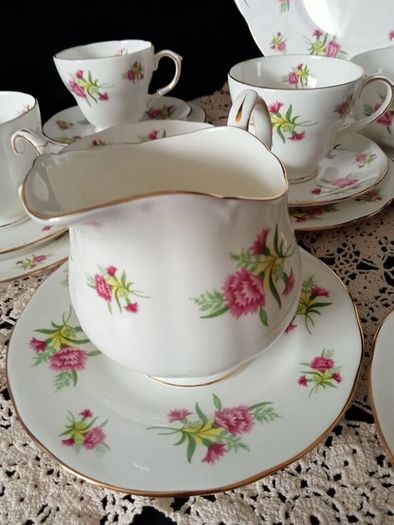 NEW Boxed Duchess English Bone China 21 Ps Tea Set "Carnation"