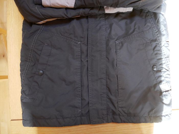 Boys jacket. Age 10 yrs/140cm. Dark grey.