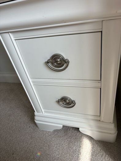 2 bedside lockers