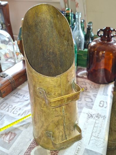 Antique Two Handled Brass Coal Scuttle with a shaped lip, making it easy to scoop out coal from your bunker and shake it directly onto your open fire. So, no more fussing with protective gloves and no more dirty hands, Postage Available or Collection