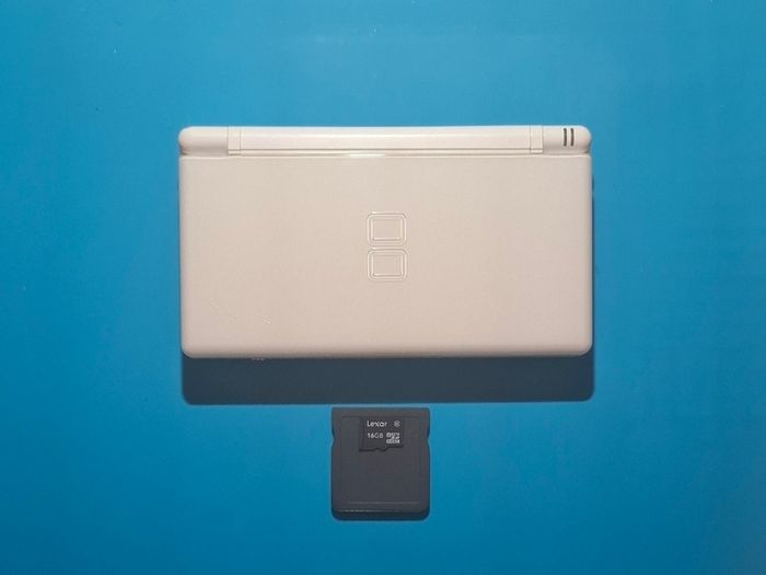 DS Lite with R4 Cartridge