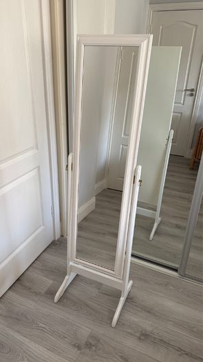 Free standing mirror