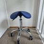 Adjustable height rolling salon stool Image 2