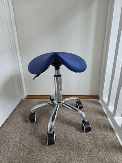 Adjustable height rolling salon stool