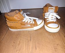 Lovely pair of British Knights leather high tops, size 4, like NEW