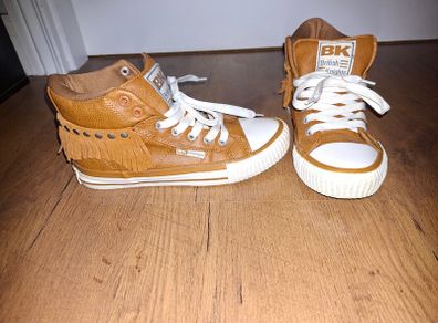 Lovely pair of British Knights leather high tops, size 4, like NEW