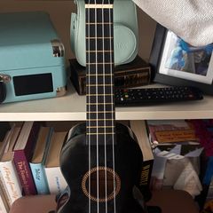 Mahalo soprano ukulele with black bag