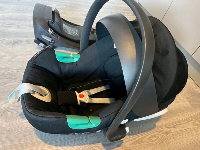 Baby car seat with ISO fix