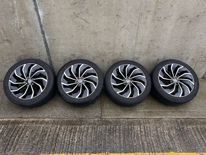 Genuine Volkswagen R-Line Ventura  17" Alloys & Tyres - Like New, Good Year Tyres