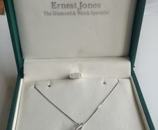 9ct white gold 18'' diamond pendant necklace boxed