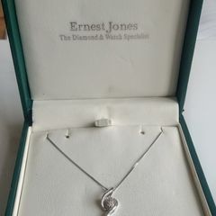 9ct white gold 18'' diamond pendant necklace boxed