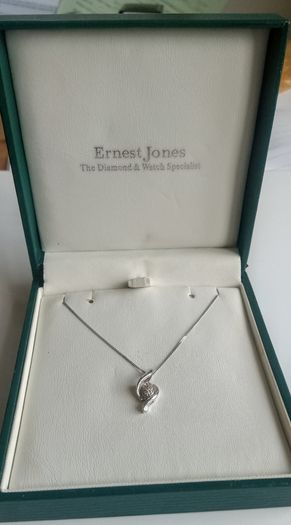 9 carat white gold 18'' diamond pendant necklace