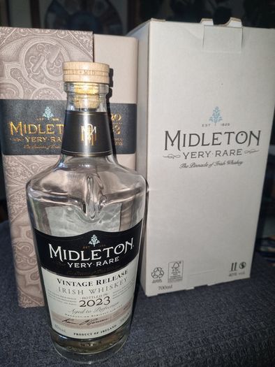 The bottle and packaging of the exclusive Irish whiskey Midleton Very Rare Vintage Release 2023.