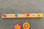 knob rack with 4 knobs and 2 wall hooks