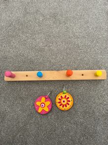 knob rack with 4 knobs and 2 wall hooks