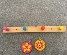 knob rack with 4 knobs and 2 wall hooks