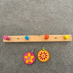 knob rack with 4 knobs and 2 wall hooks