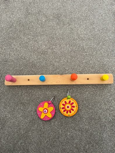 knob rack with 4 knobs and 2 wall hooks