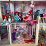 Large playhouse with 30 Barbies and accessories Image 8