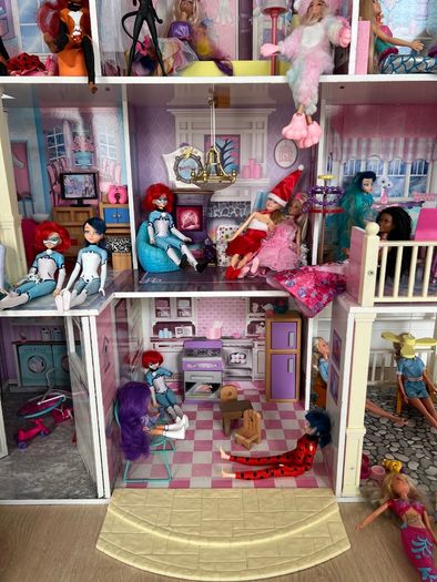 Large playhouse with 30 Barbies and accessories