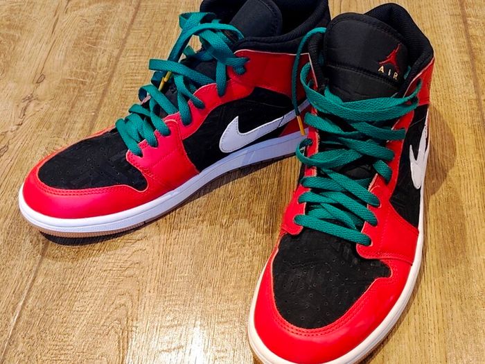 Nike Air Jordan 1  Mid:    SIZE US 10.5 / UK 9.5