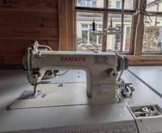 Industrial sewing machine and overlocker