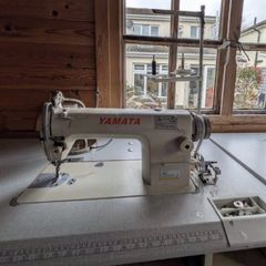 Industrial sewing machine and overlocker