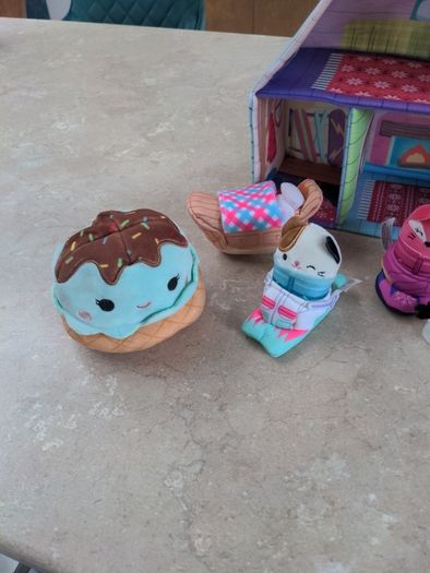 Squishmallows Ski Chalet and figures