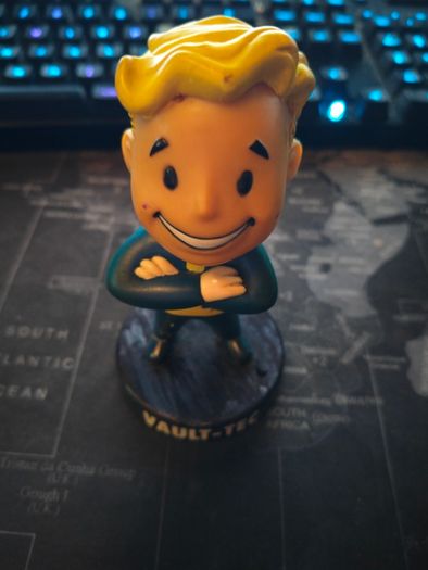 Fallout 3 Collectors Edition Lunchbox & Bobblehead