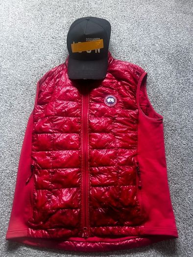 Red Canada Goose Gillet + Dsqaured Cap