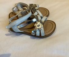 Girls sandals size 7 white Bluezoo