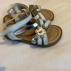 Girls sandals size 7 white Bluezoo