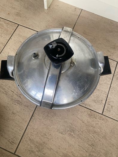 pressure cooker pot