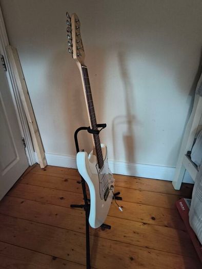 Harley Benton guitar ST-20 WH Standard Series + Harley Benton HB-10G Amp + Thomann bag + stand