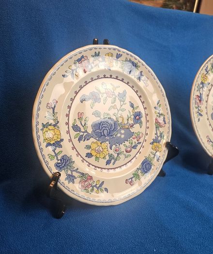 2 beautiful Masons Ironstone dinner plates in the "Regency" pattern, England, c. 1940-1950.