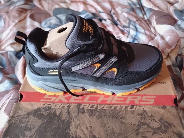 Brand new never worn size 8 Skechers Men's D'lux trainers