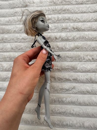 Mattel Monster High Skull Shores 2008 Black and White Frankie Stein Glue Hair Legs a bit loose (between body and legs) Used Please see photos