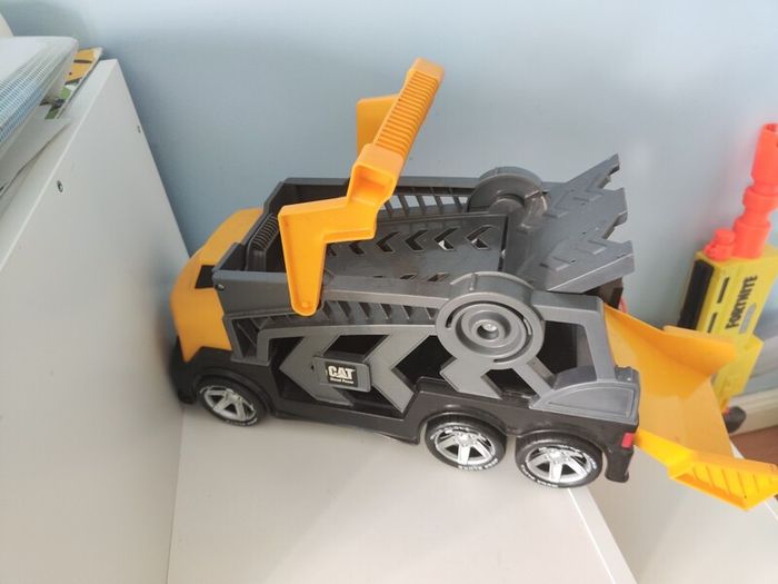Toy car transporter