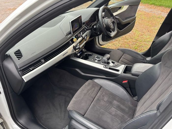 2019 Audi A4 Quattro (LOW KMS)