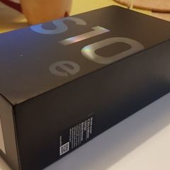Samsung Galaxy s10e box