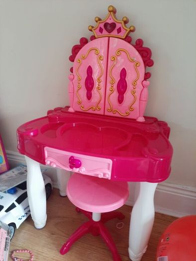 Light & Sounds Vanity Table