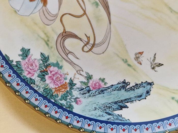 Beautiful Artistic Certified historic Porcelain Plate, in mint condition
