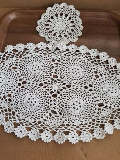 vintage retro tray with large doilies +2 small