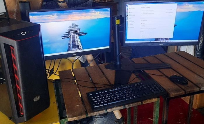 Gaming PC with 2 x Monitors