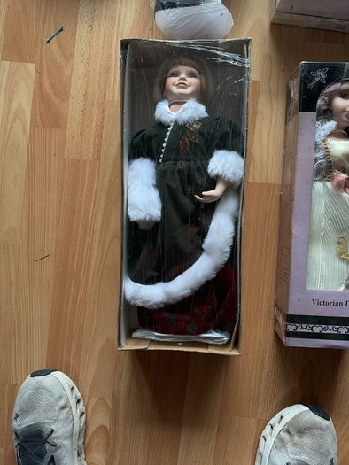 Selection of 8 beautiful porcelain and Victorian-style collectable dolls