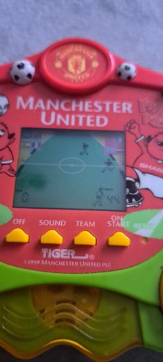 Vintage 1999 tiger electronics Manchester United handheld game