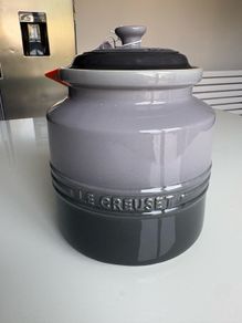 le creuset large biscuit jar