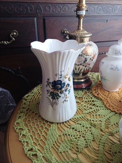 TARA porcelain vases