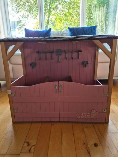 Generation doll stables and horse